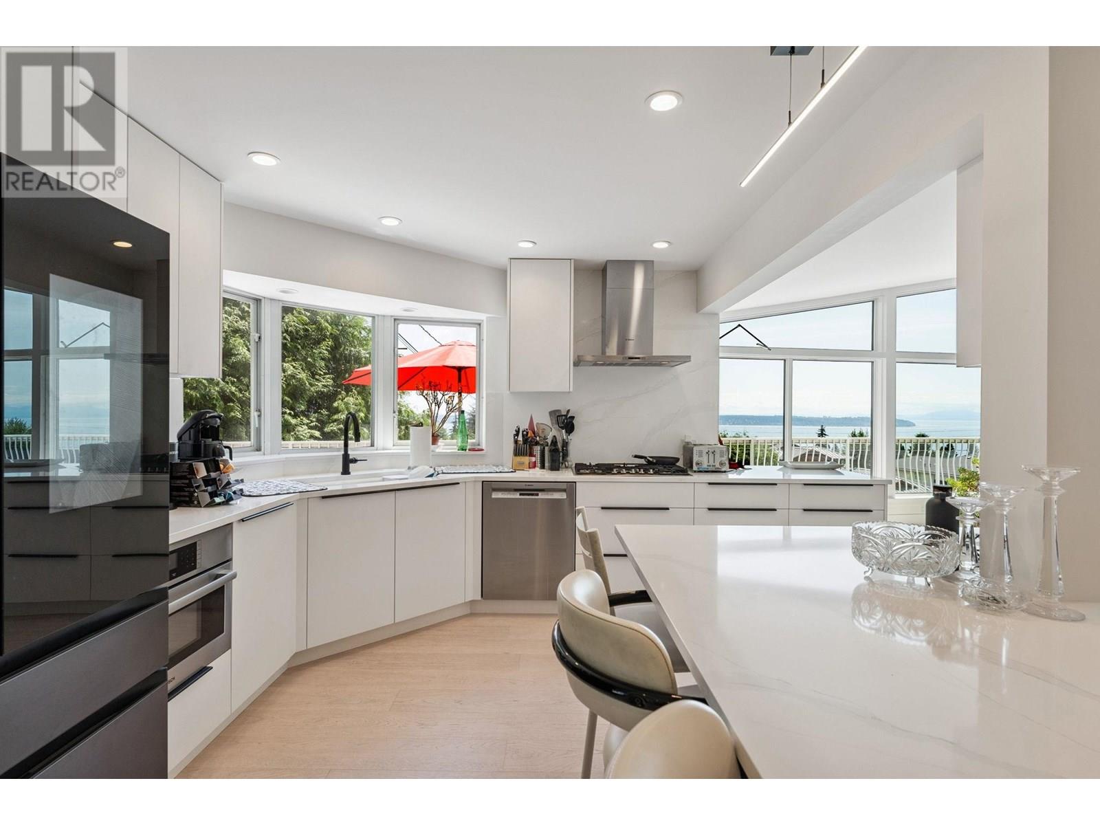 Photo 1 of 1725 Rosebery Avenue, West Vancouver BC