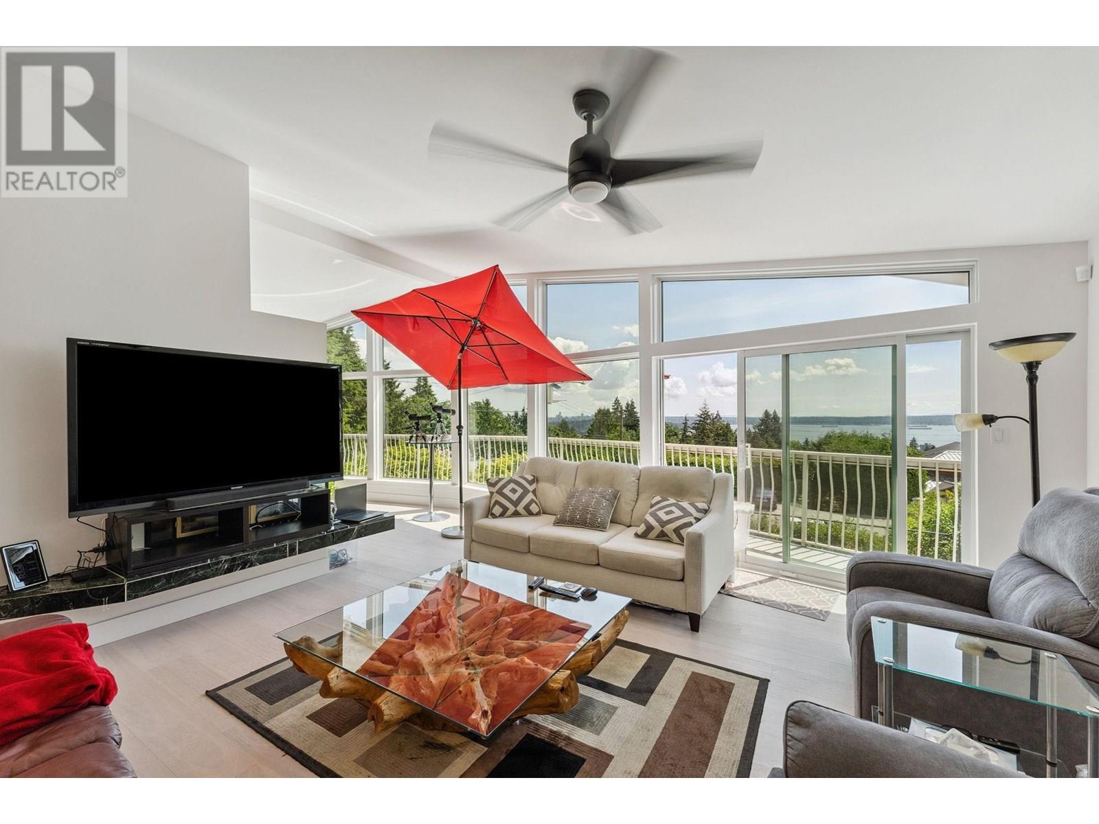 Photo 17 of 1725 Rosebery Avenue, West Vancouver BC
