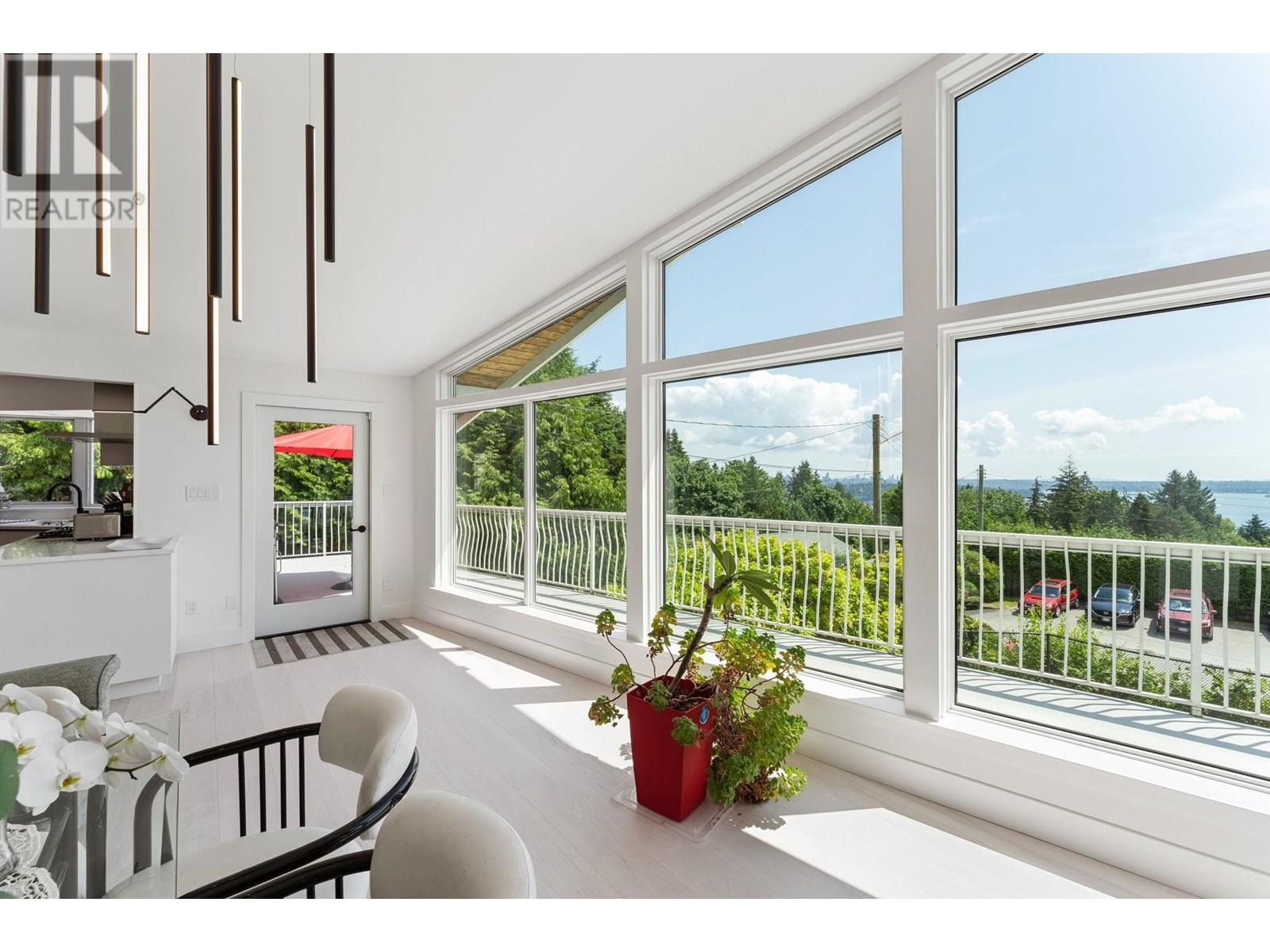 Photo 2 of 1725 Rosebery Avenue, West Vancouver BC