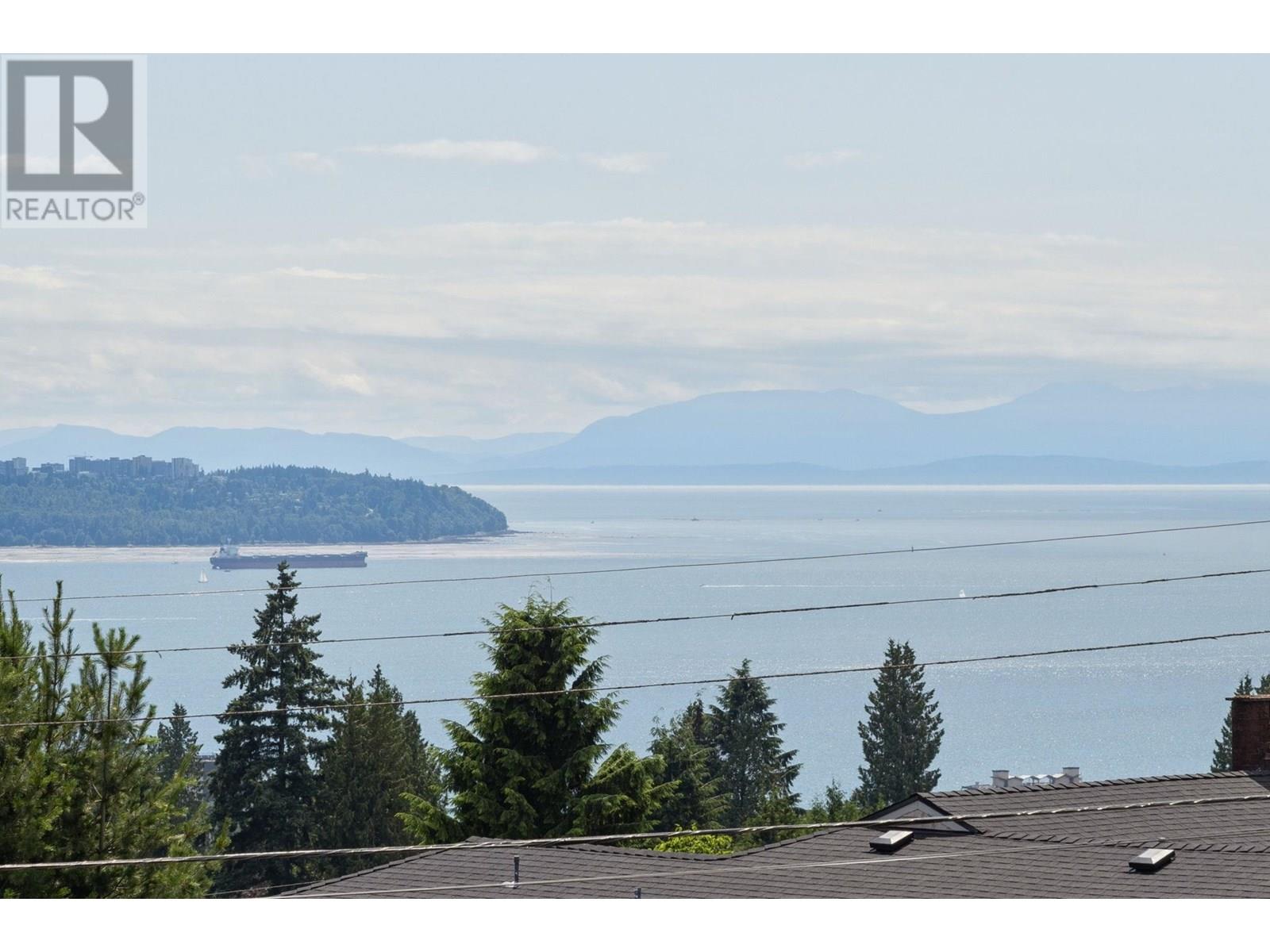Photo 13 of 1725 Rosebery Avenue, West Vancouver BC