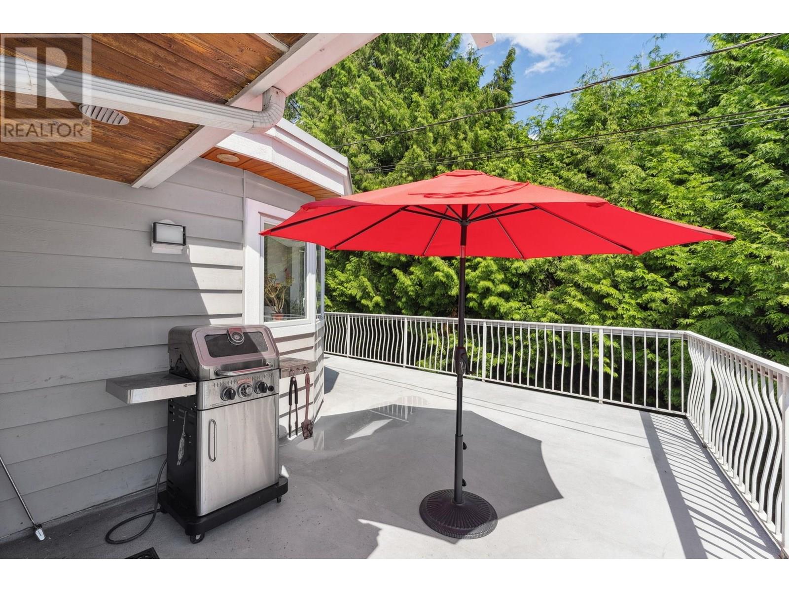 Photo 34 of 1725 Rosebery Avenue, West Vancouver BC