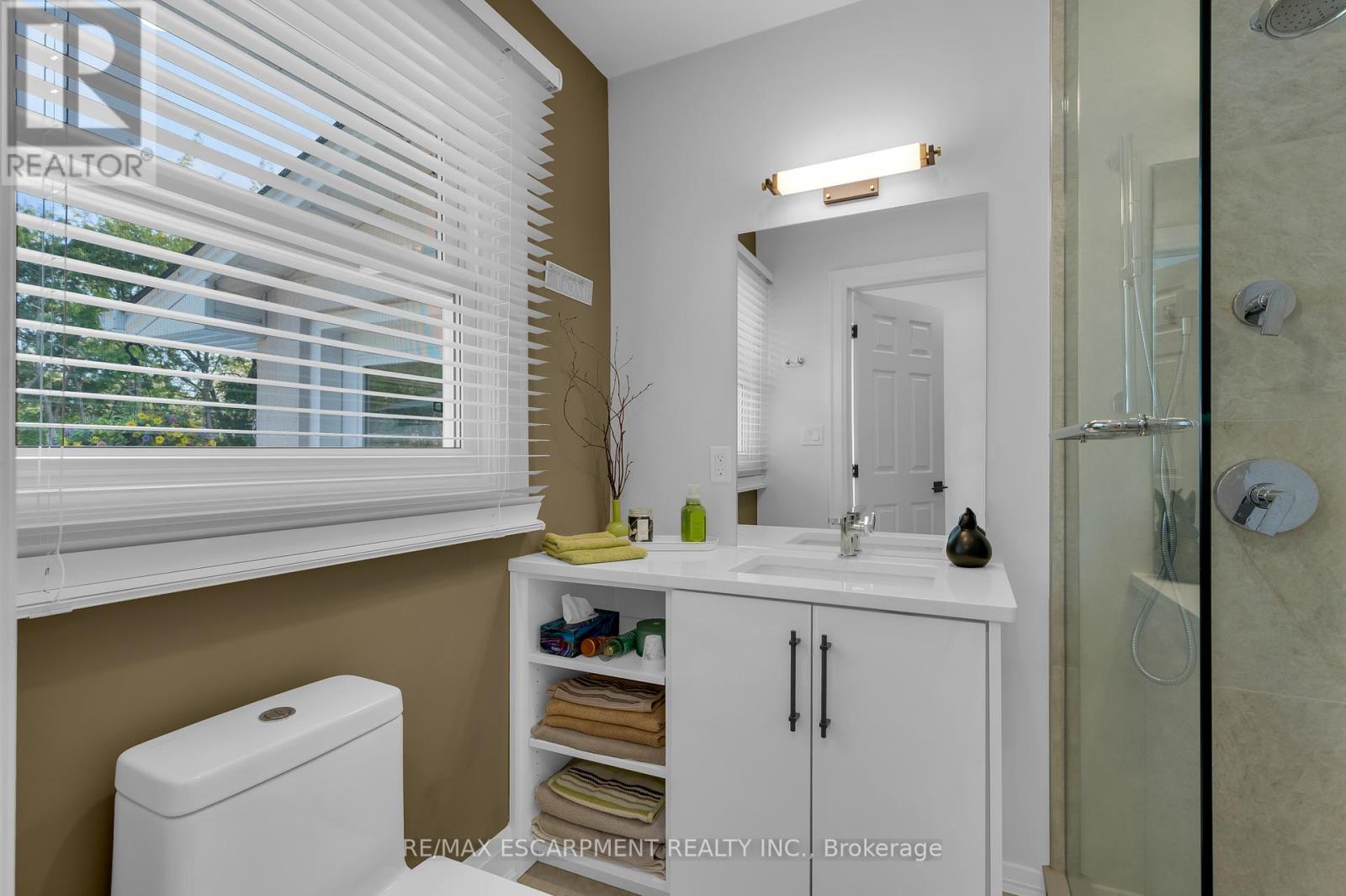 Photo 13 of 83 Dorchester Drive, Grimsby ON