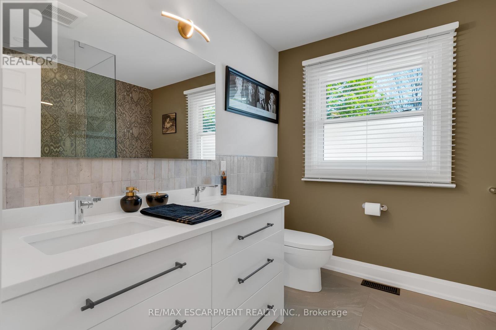 Photo 16 of 83 Dorchester Drive, Grimsby ON