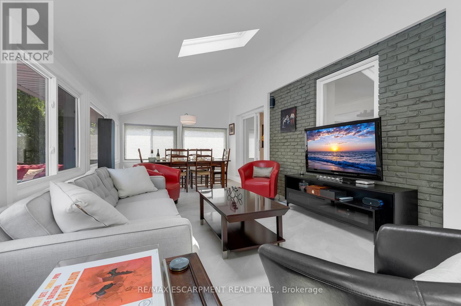 Photo 17 of 83 Dorchester Drive, Grimsby ON