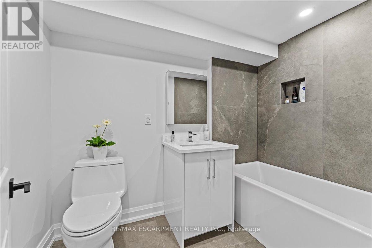 Photo 30 of 83 Dorchester Drive, Grimsby ON