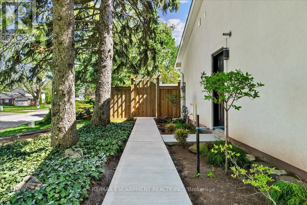 Photo 31 of 83 Dorchester Drive, Grimsby ON