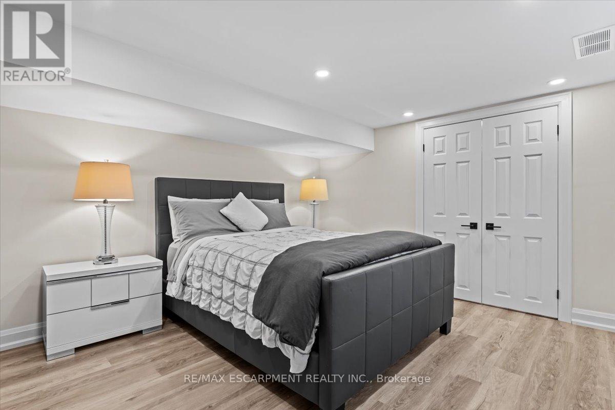 Photo 41 of 83 Dorchester Drive, Grimsby ON