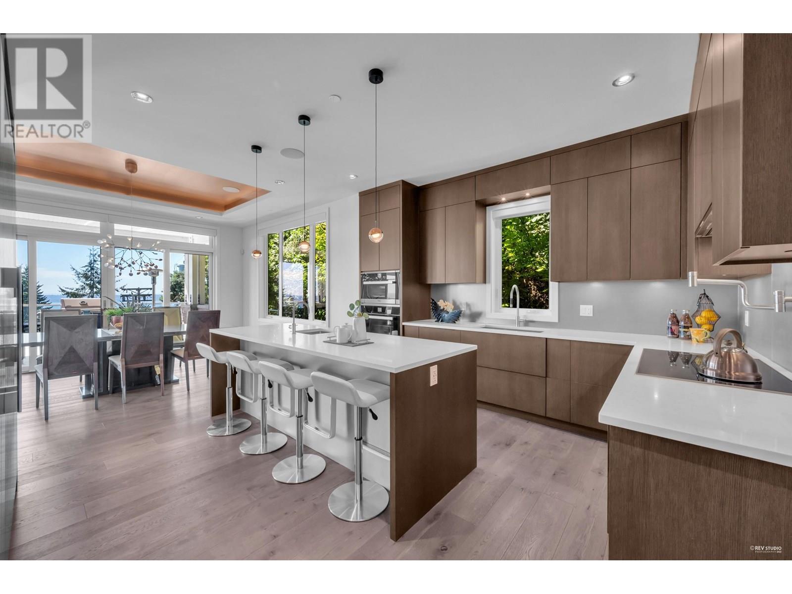 2101 UNION COURT, West Vancouver