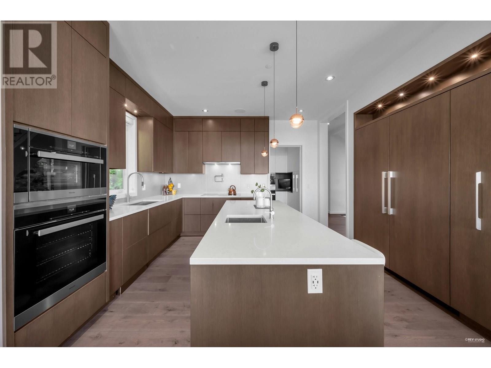 2101 UNION COURT, West Vancouver