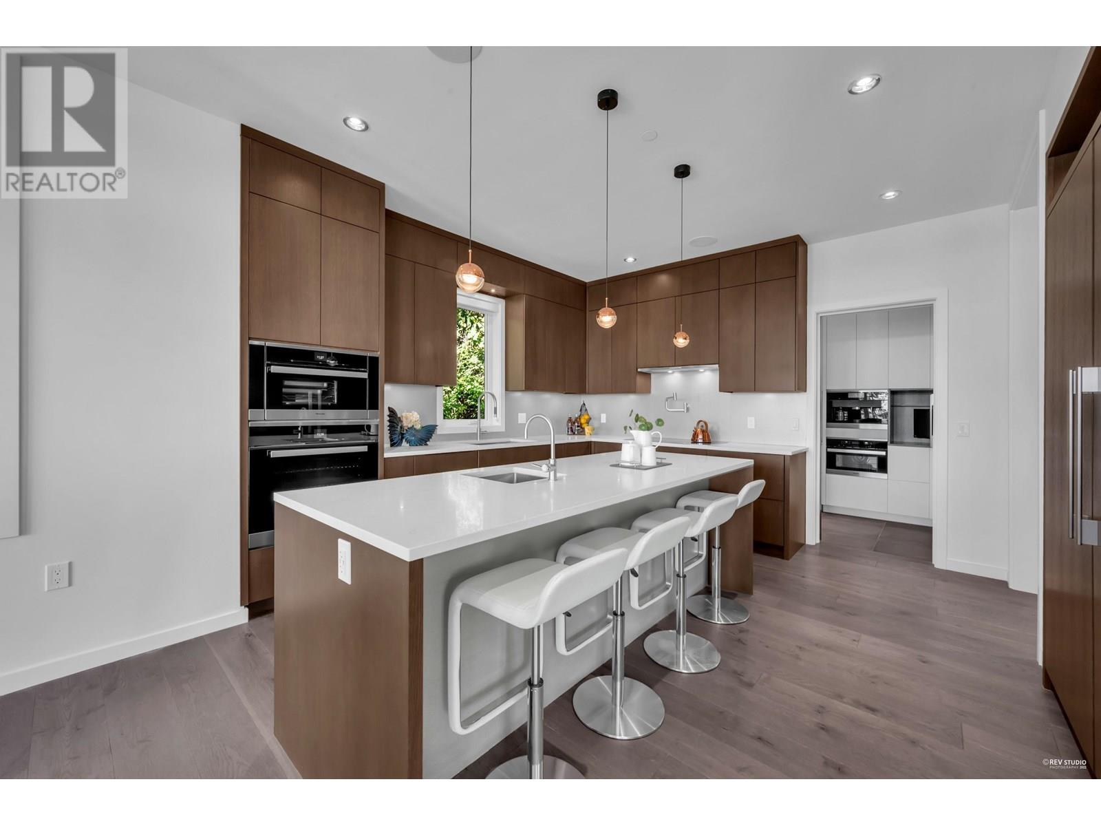 2101 UNION COURT, West Vancouver