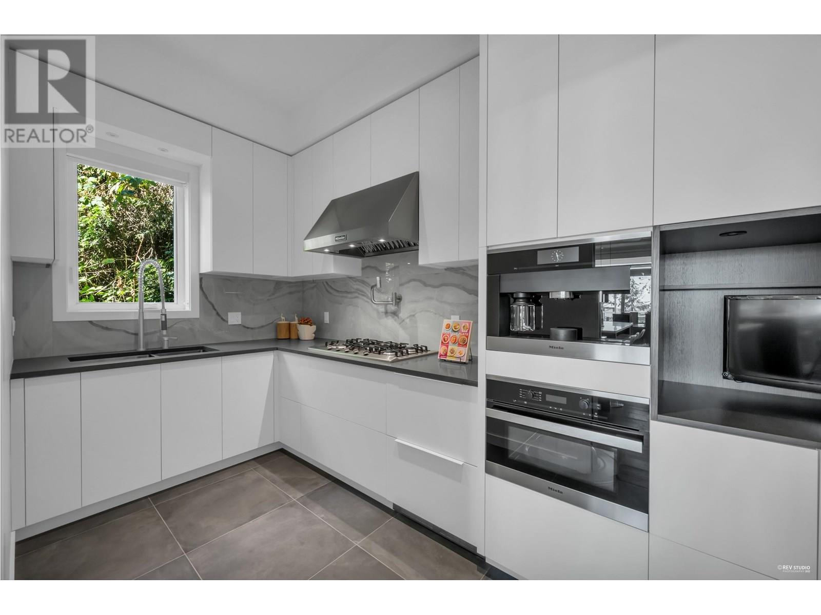 2101 UNION COURT, West Vancouver