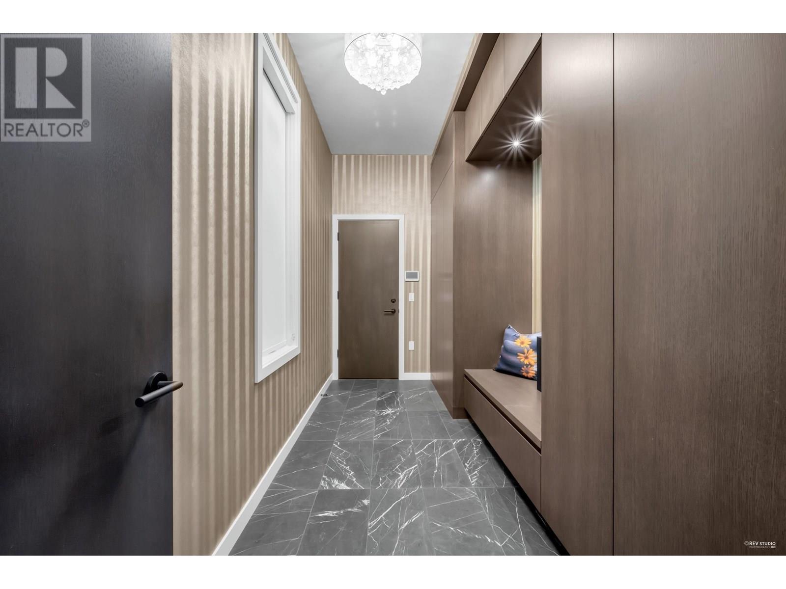 2101 UNION COURT, West Vancouver