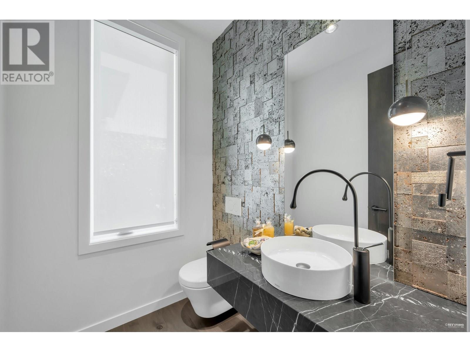 2101 UNION COURT, West Vancouver