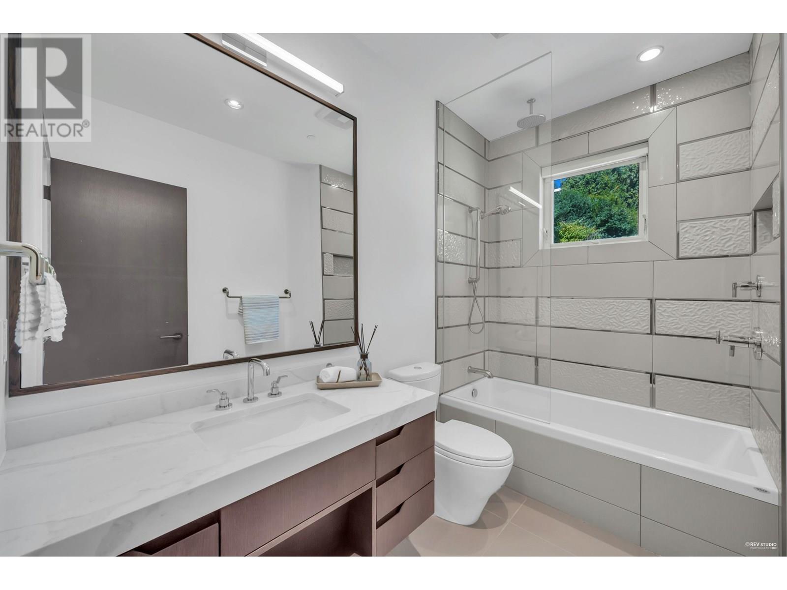2101 UNION COURT, West Vancouver