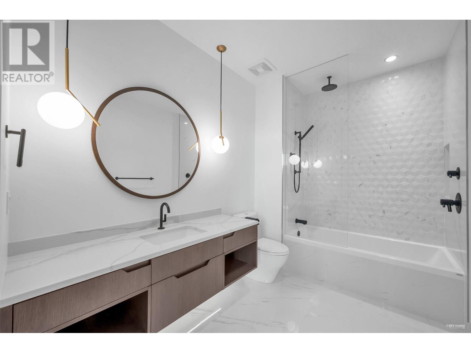 2101 UNION COURT, West Vancouver