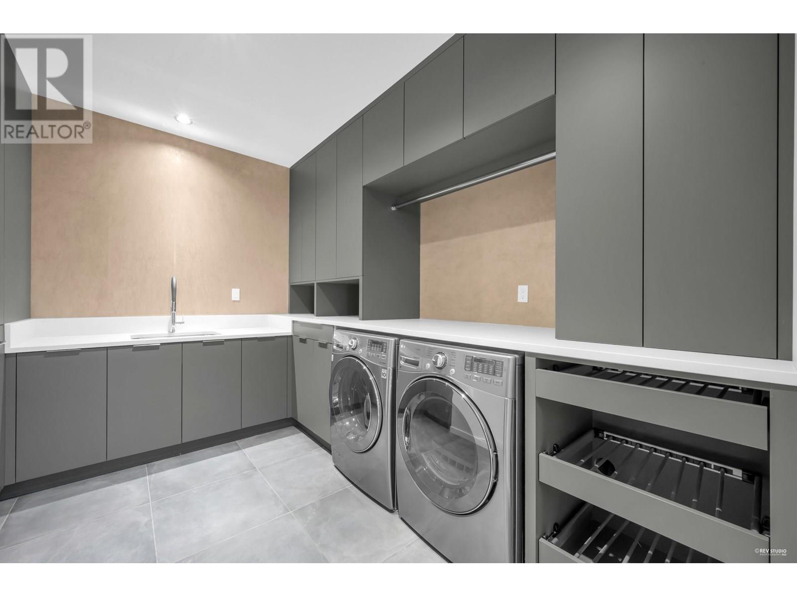 2101 UNION COURT, West Vancouver