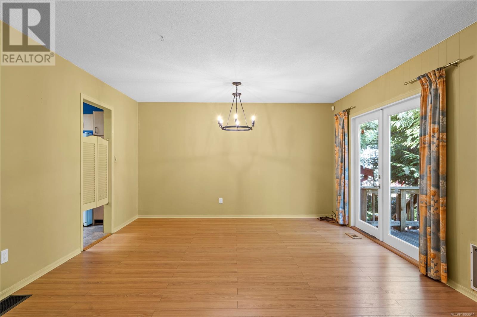 Photo 4 of 255 Sunningdale Rd E, Qualicum Beach BC