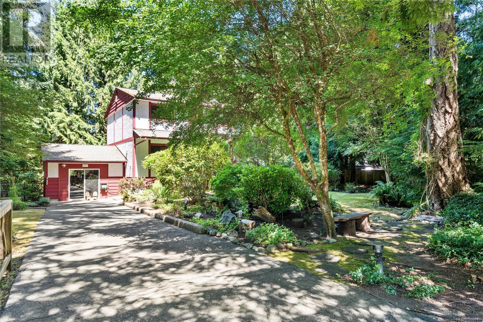 Photo 39 of 255 Sunningdale Rd E, Qualicum Beach BC