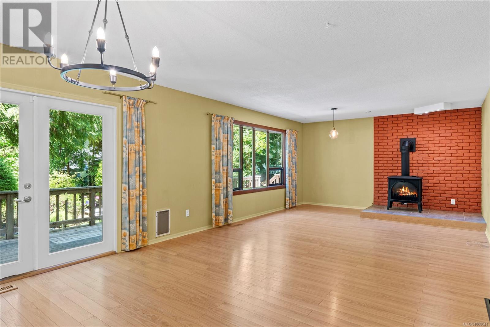 Photo 5 of 255 Sunningdale Rd E, Qualicum Beach BC