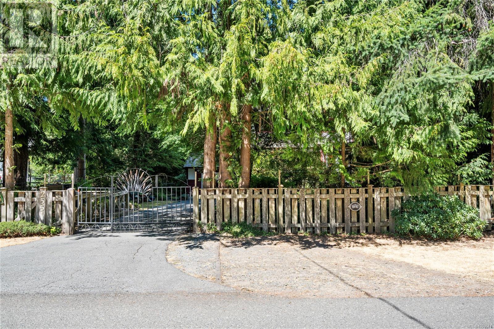 Photo 38 of 255 Sunningdale Rd E, Qualicum Beach BC