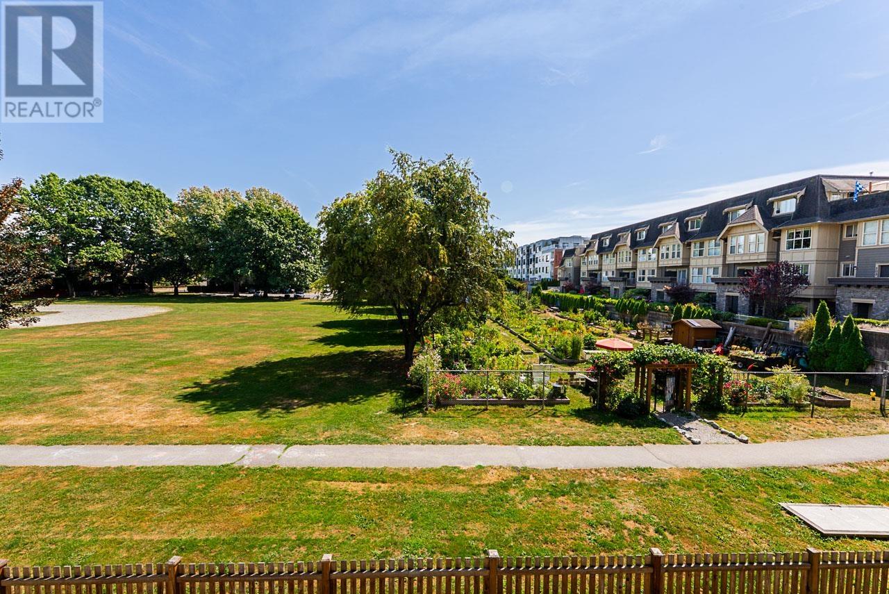 Photo 13 of 55 2422 Hawthorne Avenue, Port Coquitlam BC