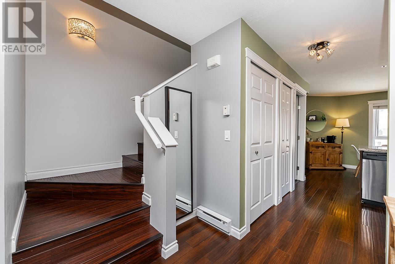 Photo 2 of 55 2422 Hawthorne Avenue, Port Coquitlam BC