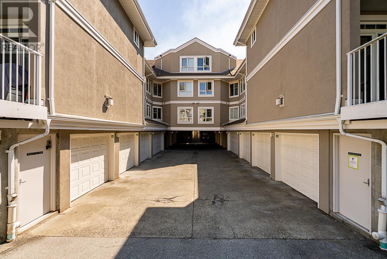 Photo 12 of 55 2422 Hawthorne Avenue, Port Coquitlam BC