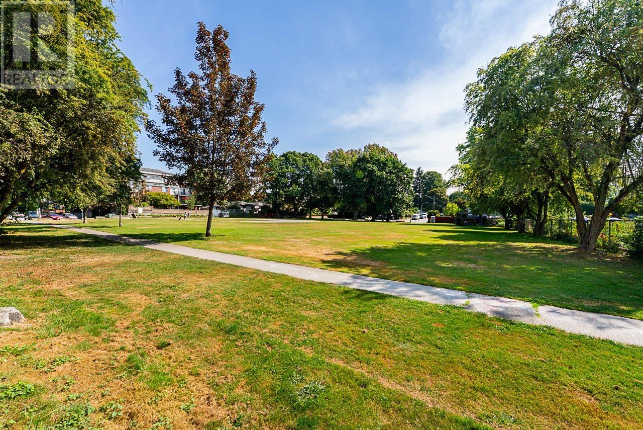 Photo 9 of 55 2422 Hawthorne Avenue, Port Coquitlam BC