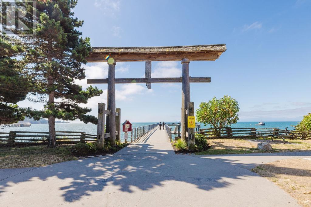 301 5477 WHARF AVENUE, Sechelt
