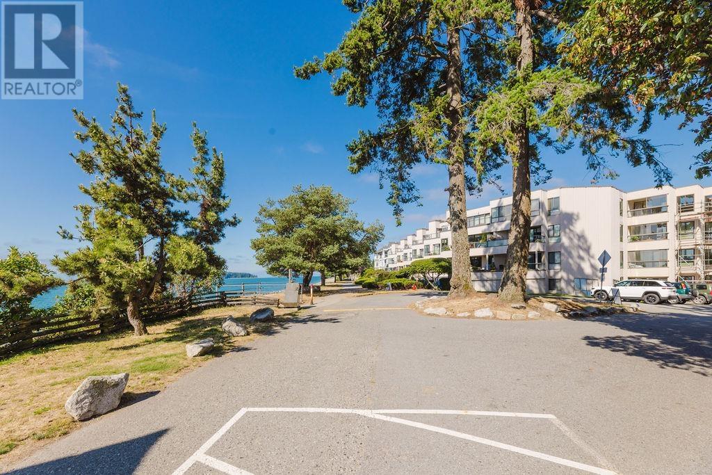 301 5477 WHARF AVENUE, Sechelt