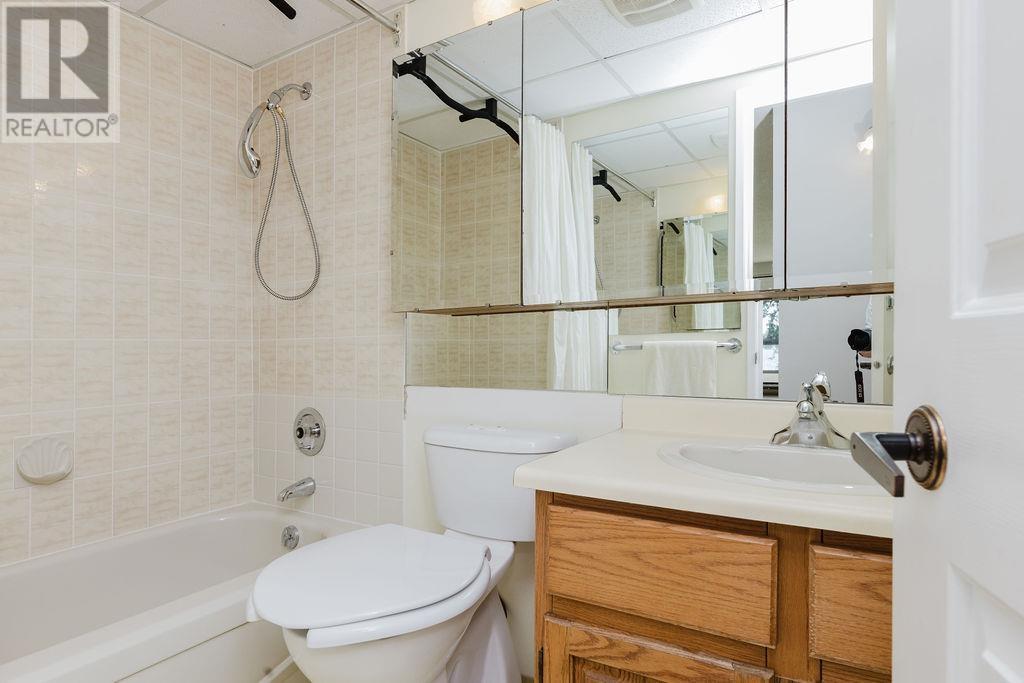 301 5477 WHARF AVENUE, Sechelt