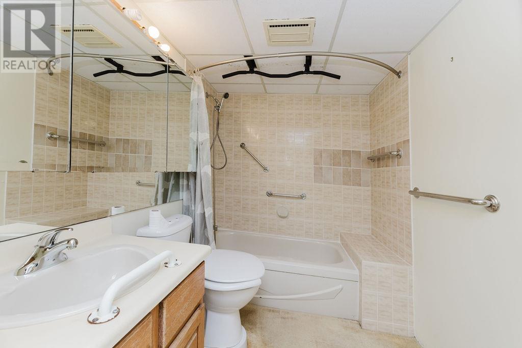 301 5477 WHARF AVENUE, Sechelt