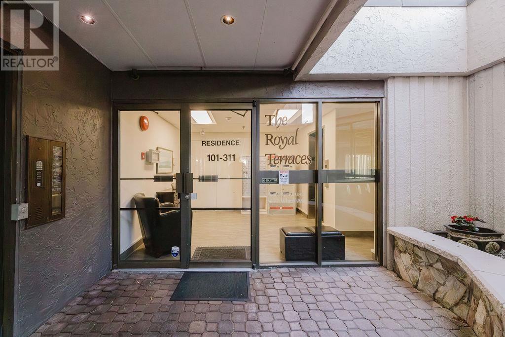 301 5477 WHARF AVENUE, Sechelt