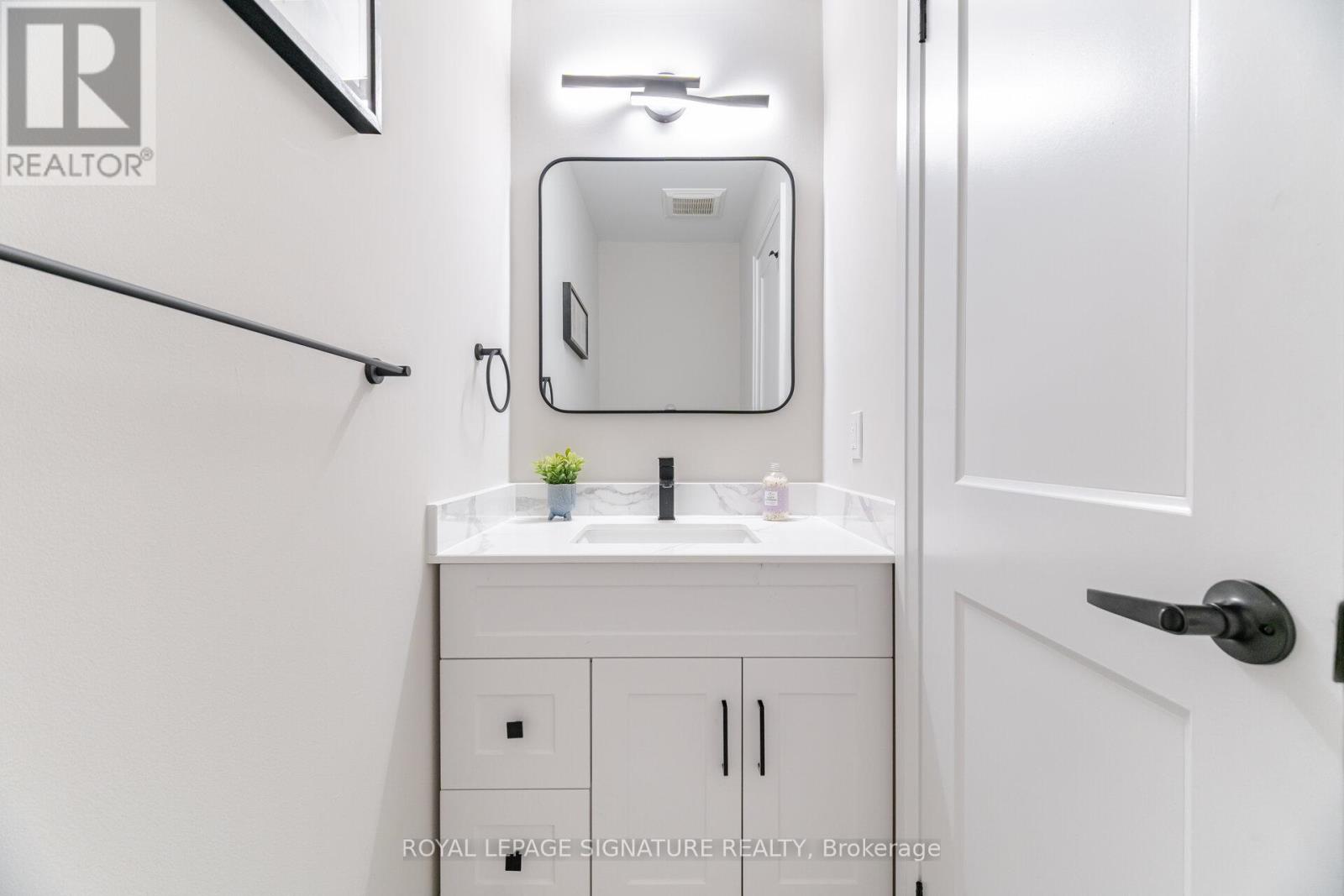 Photo 4 of 2392 Arnold Crescent, Burlington ON