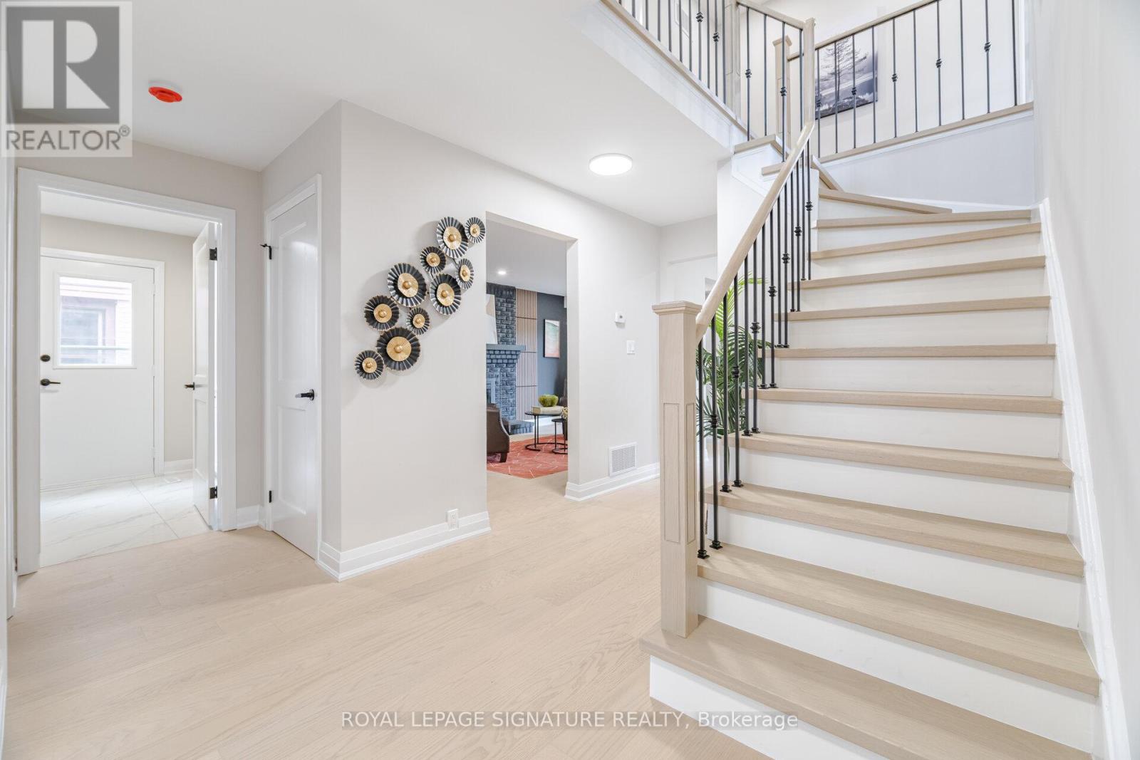 Photo 13 of 2392 Arnold Crescent, Burlington ON