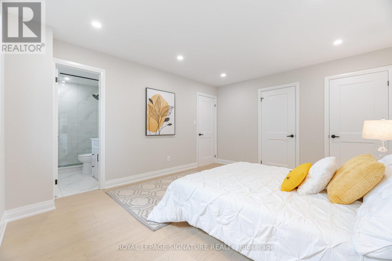 Photo 32 of 2392 Arnold Crescent, Burlington ON