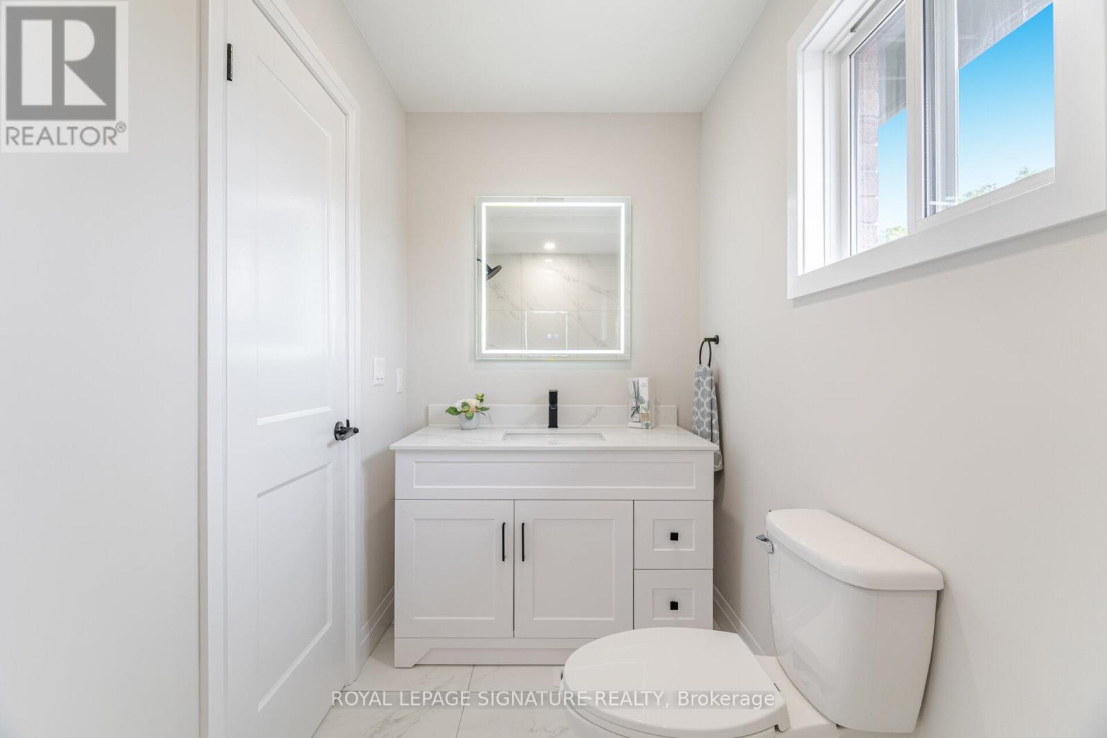 Photo 2 of 2392 Arnold Crescent, Burlington ON