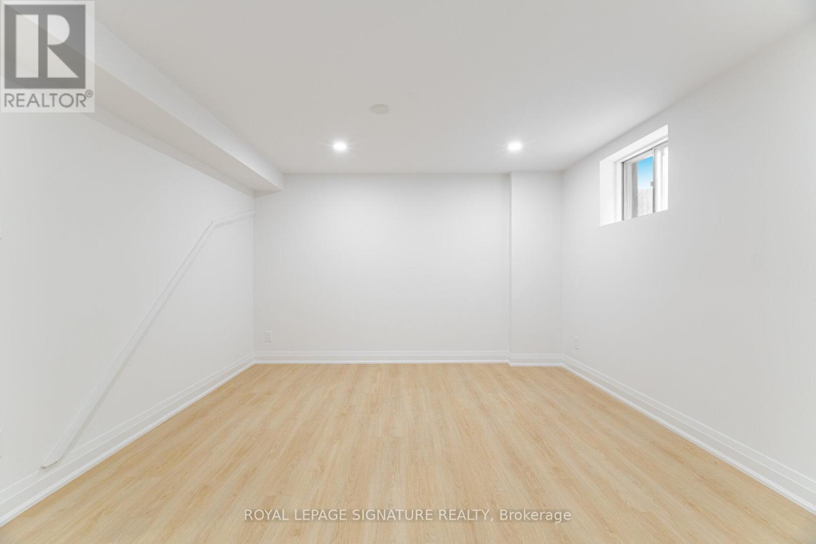 Photo 40 of 2392 Arnold Crescent, Burlington ON