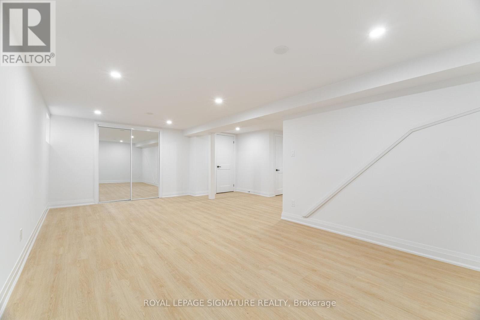 Photo 10 of 2392 Arnold Crescent, Burlington ON
