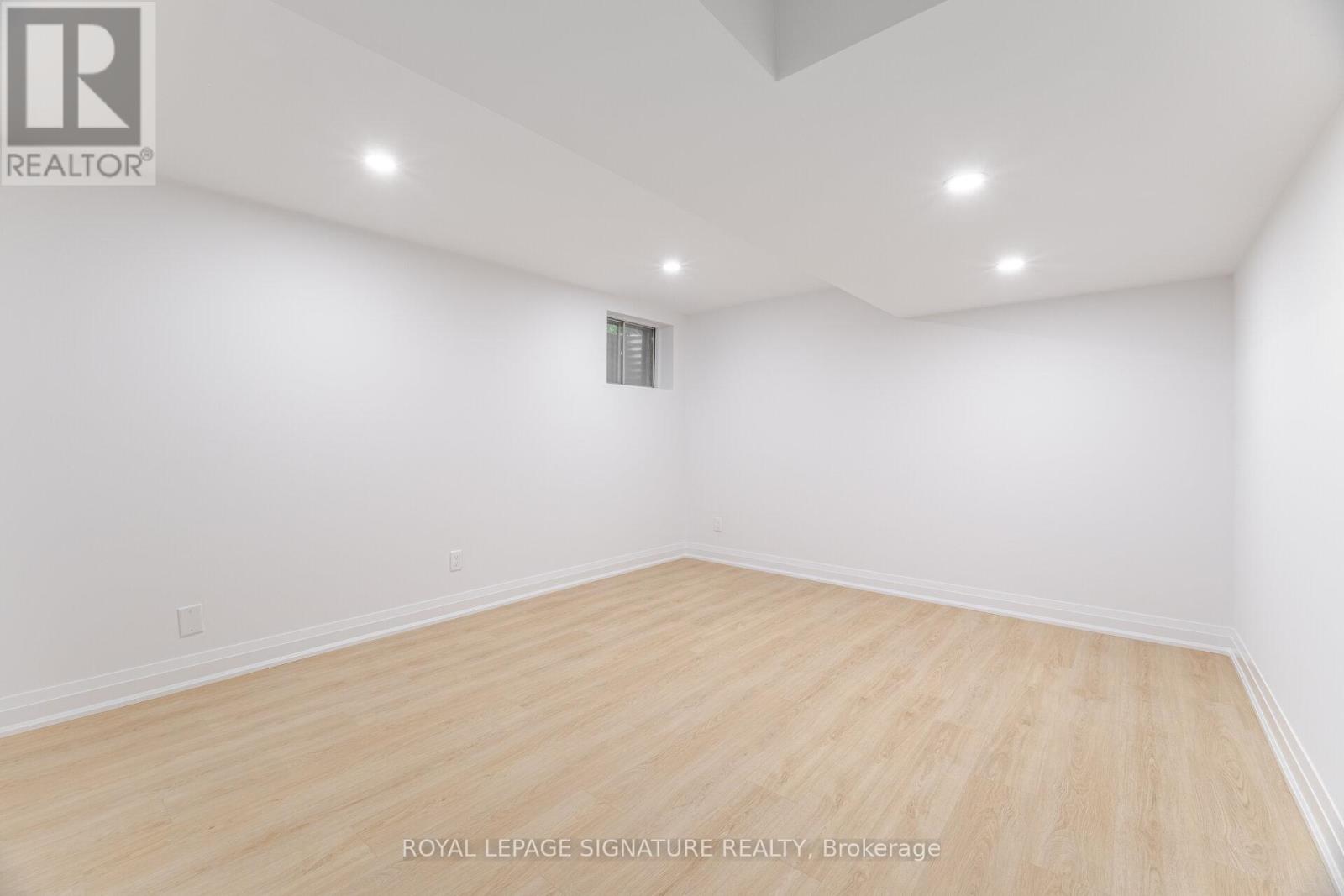 Photo 47 of 2392 Arnold Crescent, Burlington ON
