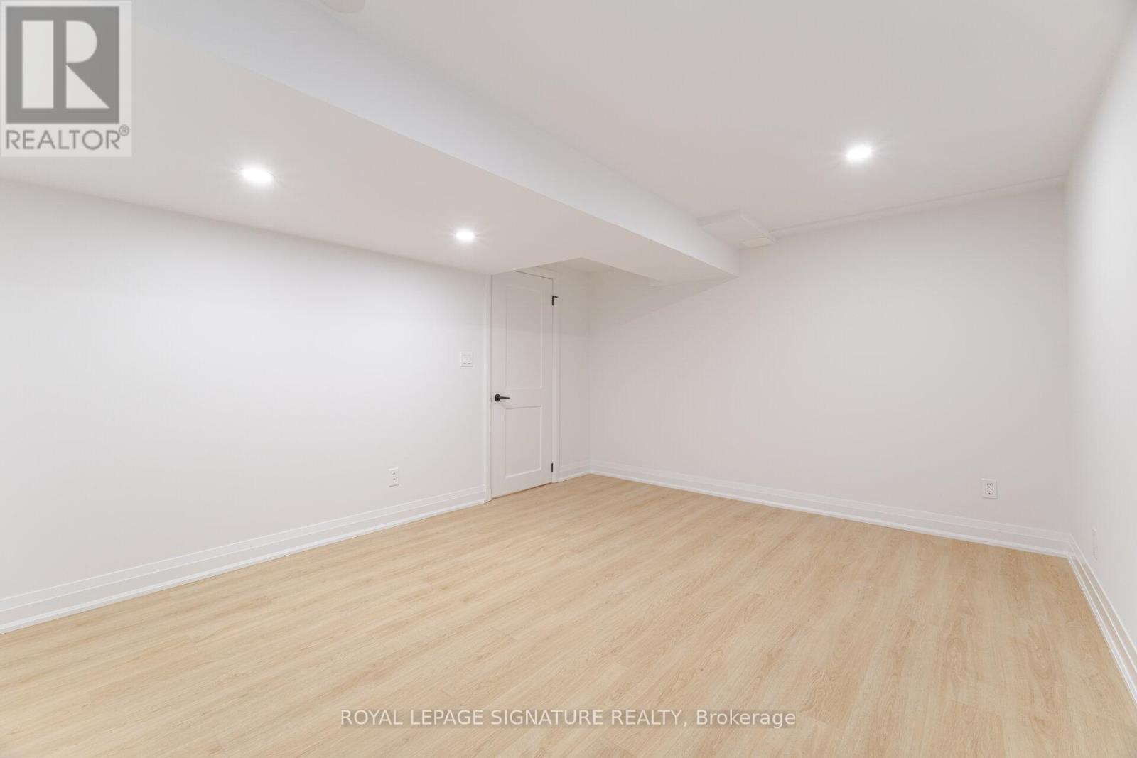 Photo 43 of 2392 Arnold Crescent, Burlington ON