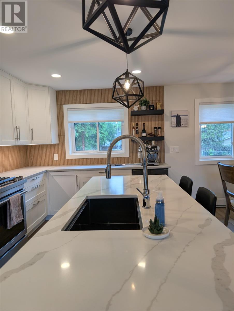 Photo 13 of 37 Birch St, Wawa ON