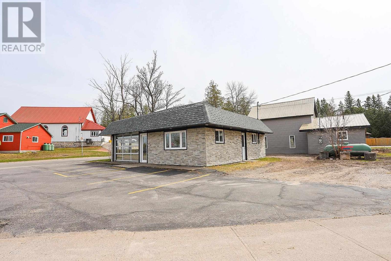 Photo 5 of 1202 Gore St, Richards Landing ON
