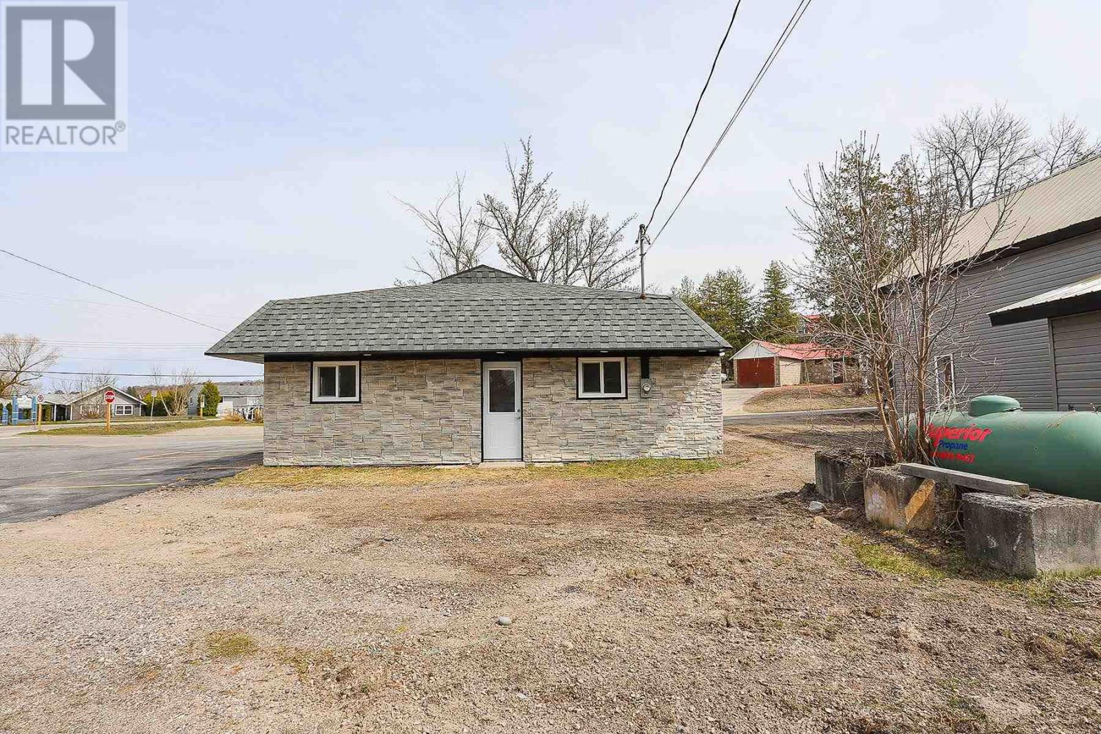 Photo 4 of 1202 Gore St, Richards Landing ON