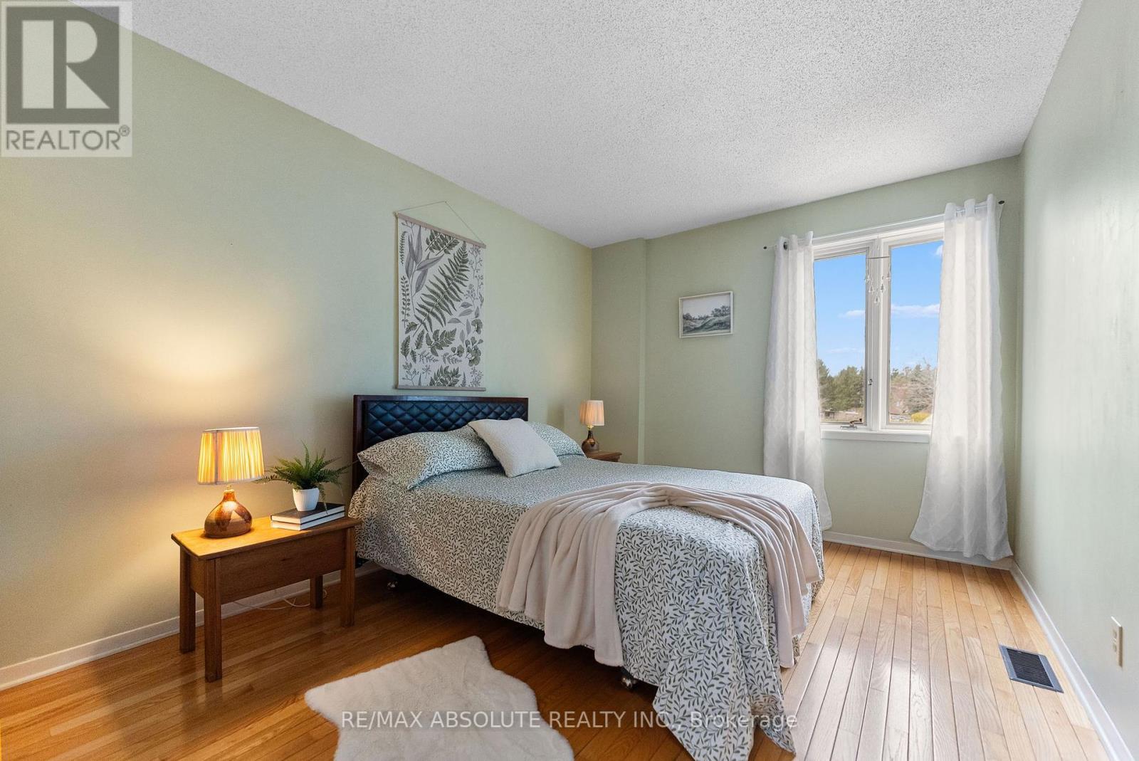 Photo 27 of 33 Old Orchard Lane, Mcnab Braeside ON