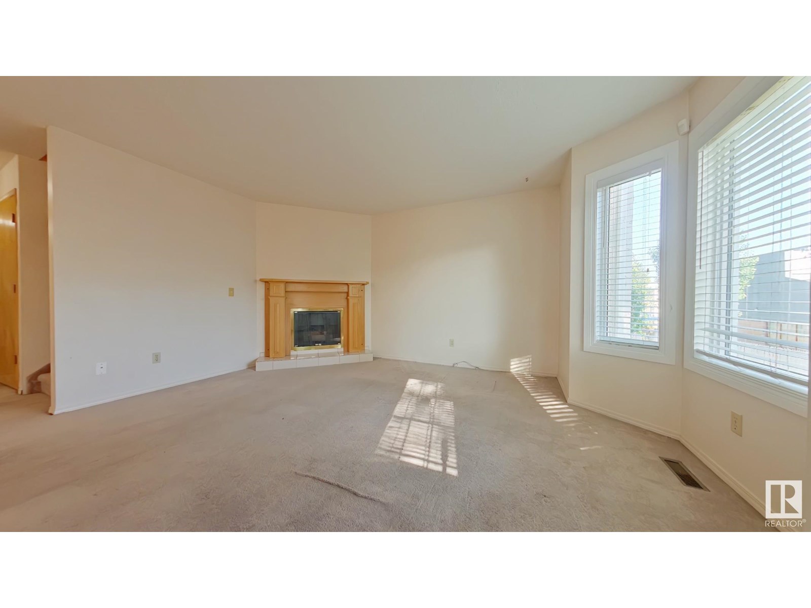 Photo 10 of 31 3520 60 St Nw, Edmonton AB