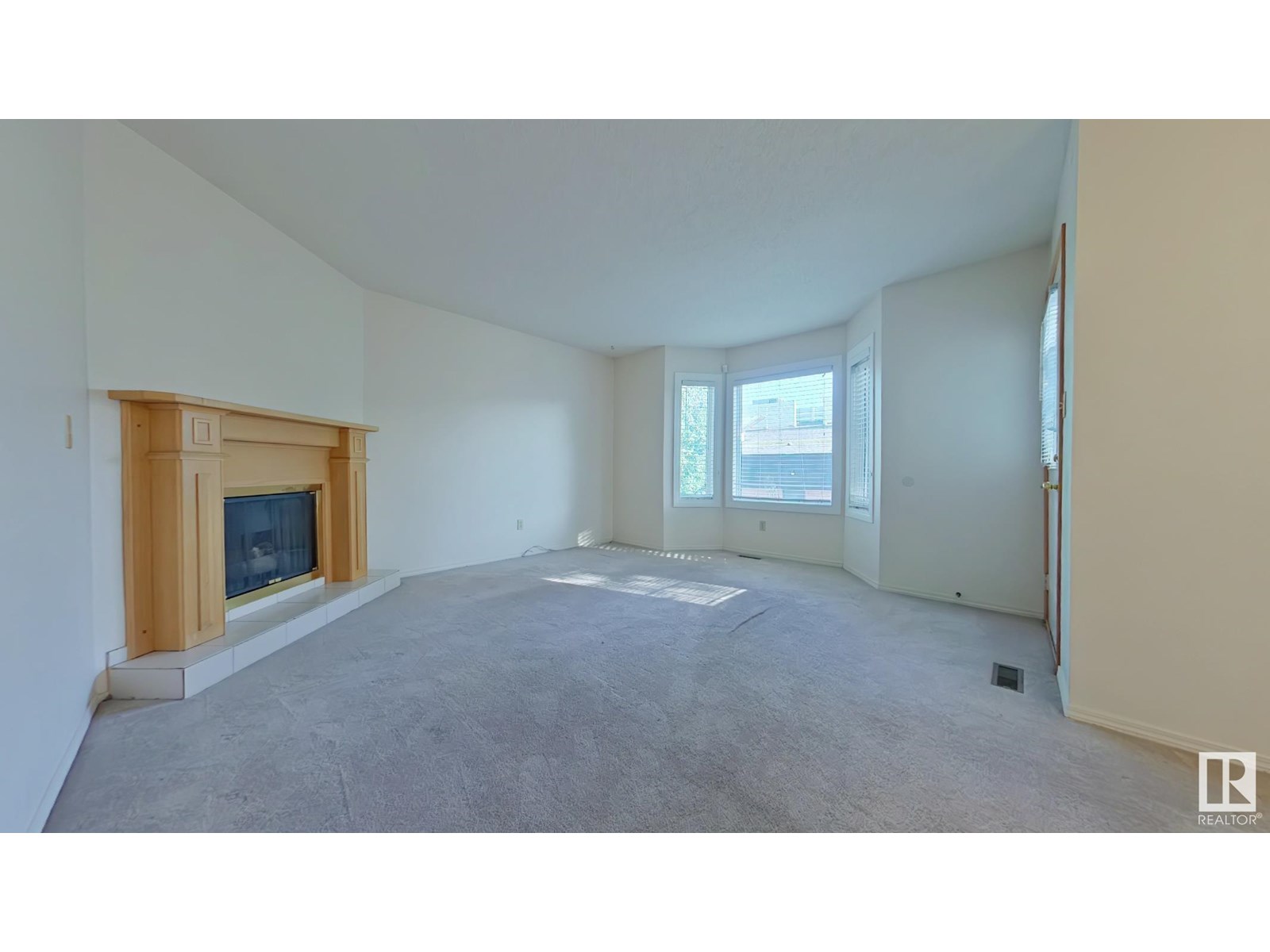 Photo 11 of 31 3520 60 St Nw, Edmonton AB