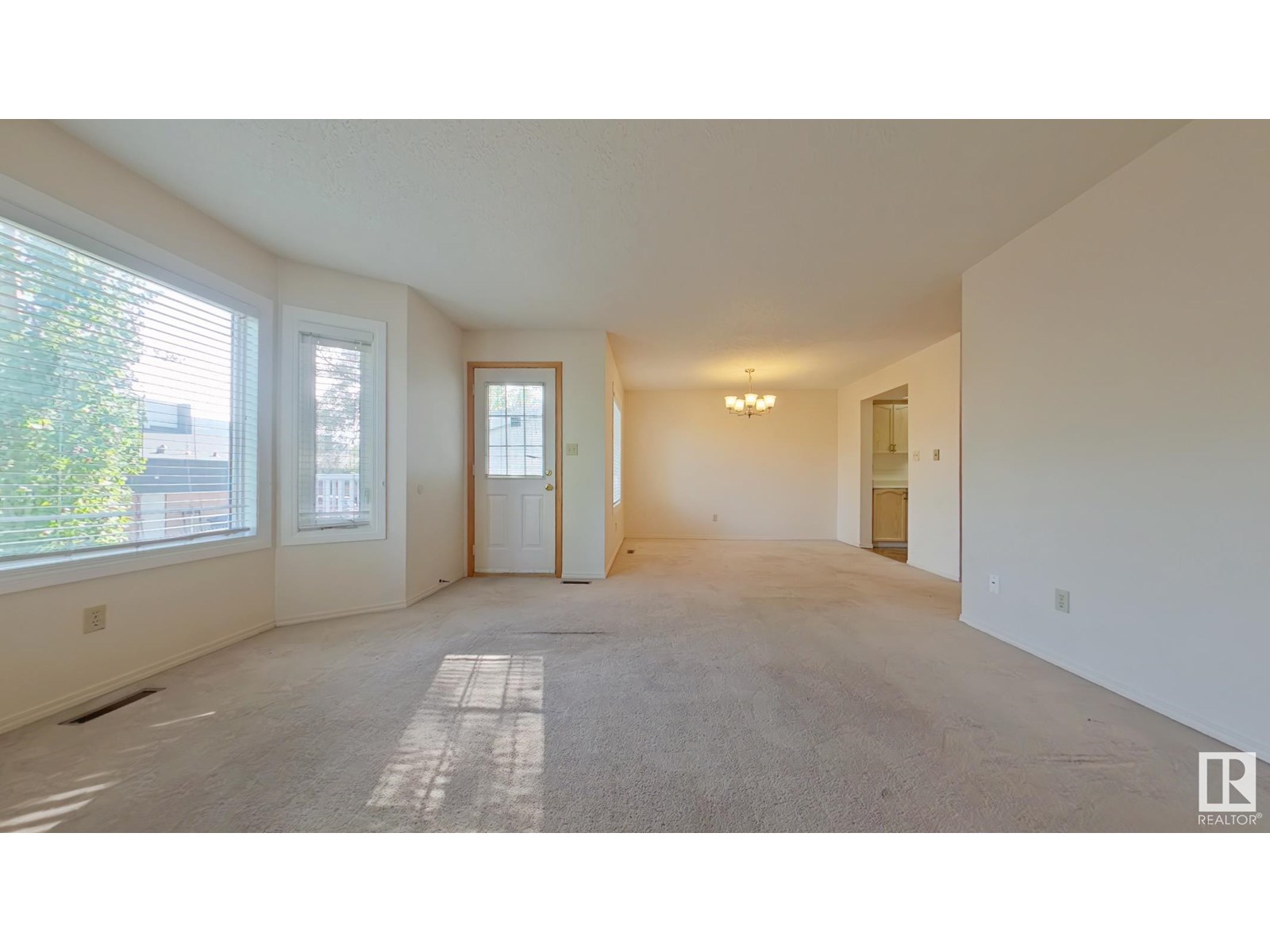 Photo 12 of 31 3520 60 St Nw, Edmonton AB