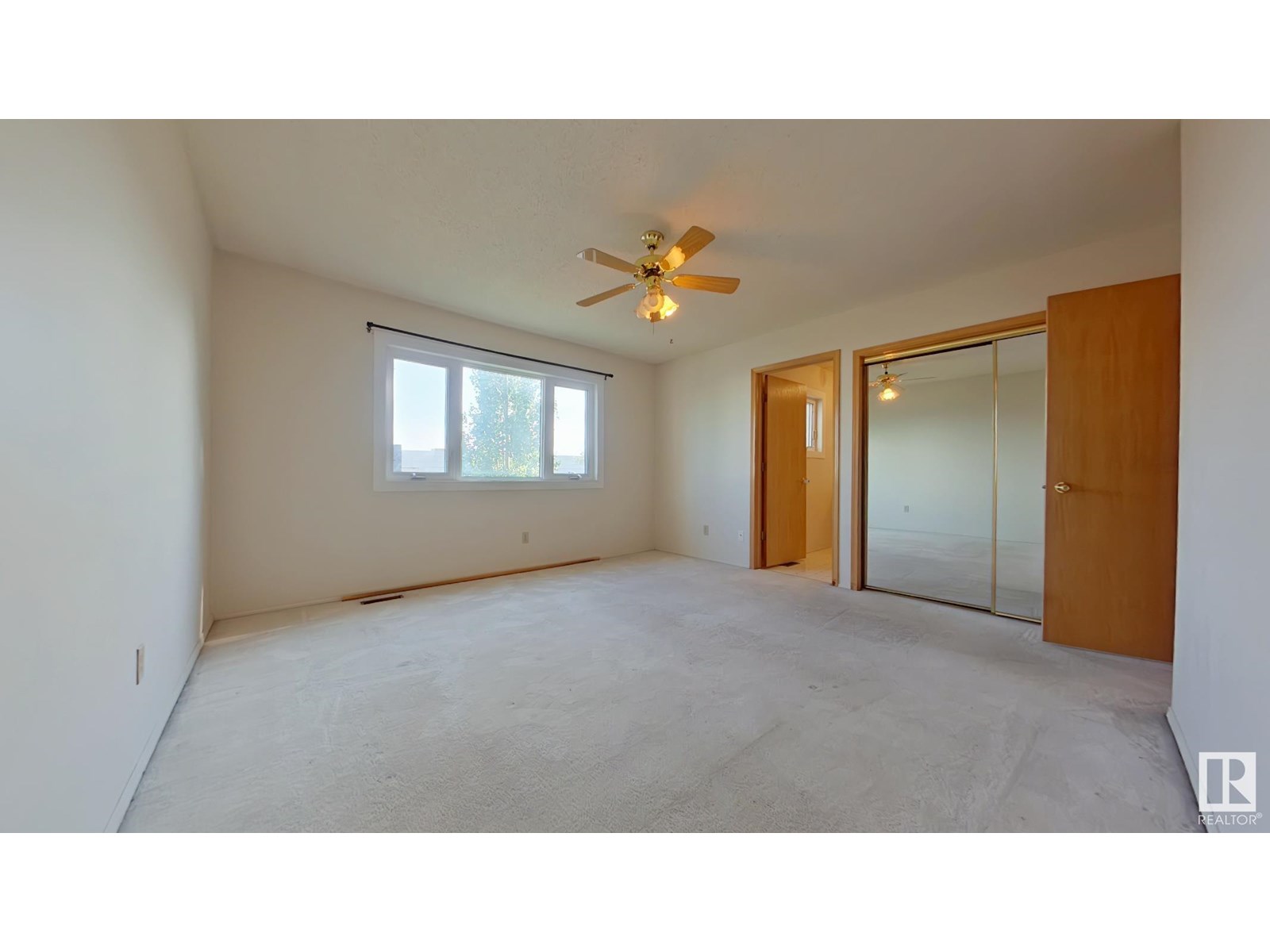 Photo 15 of 31 3520 60 St Nw, Edmonton AB