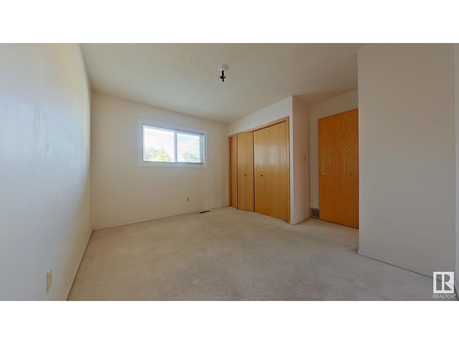 Photo 18 of 31 3520 60 St Nw, Edmonton AB